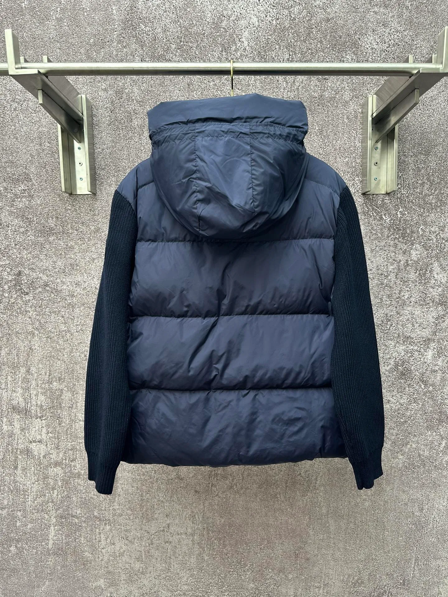 P930 Canada Goose Armband Hooded Down Jacket Fabric selection: The use of high-quality protective nylon fabric not only enhances the wear resistance of the surface, but also takes into account wind resistance, ensuring excellent performance in various harsh weather conditions.  90 national standard high-quality white duck down: selected high-loft down, weighing 170g, light and warm, with excellent temperature locking performance and good resilience.  Three-dimensional quilting process: Precision thread reinforcement to prevent velvet drilling and ensure that the fluffy and resilient elasticity lasts as new.  7-needle medium-thick knitted structure: Use thicker yarns to knit woolen fabrics with obvious thickness and weight. The texture is clearly visible and has a rough, retro texture. It has a good skeleton feel, is relatively stiff, and can maintain the silhouette of clothing for a long time. It also provides more layers of still air to lock in heat.  There is a brand exclusive LOGO on the woolen sleeve arms. It is dark and not obvious in the photo.  Accessories: One-to-one customized logo, one-to-one customized zipper pendant, one-to-one customized snap button SIZE: S M L XL